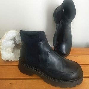 Vagabond Black Leather Platform Pull on Ankle Boots